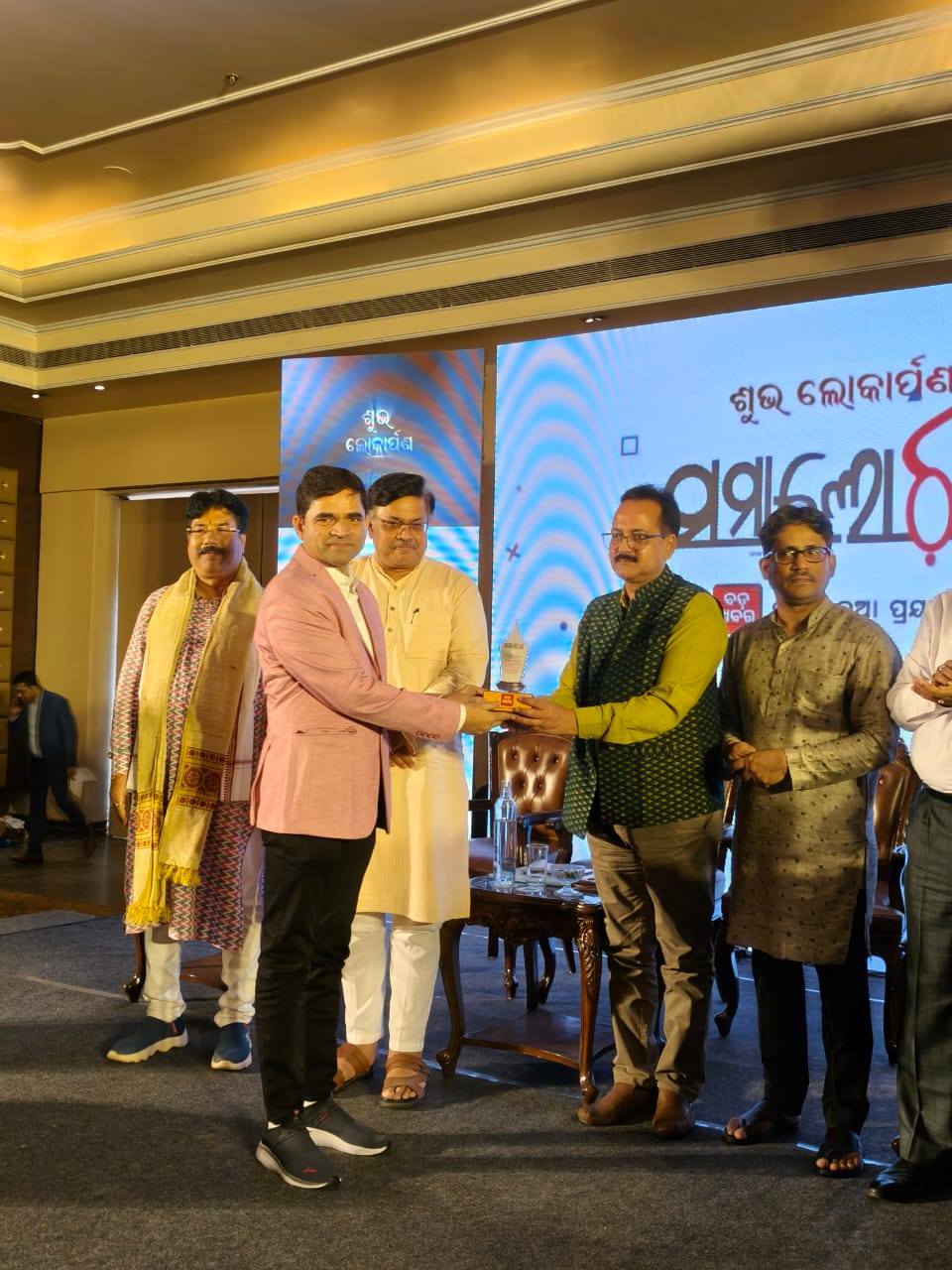 Dr Ganeswar Mahanta Receiving award